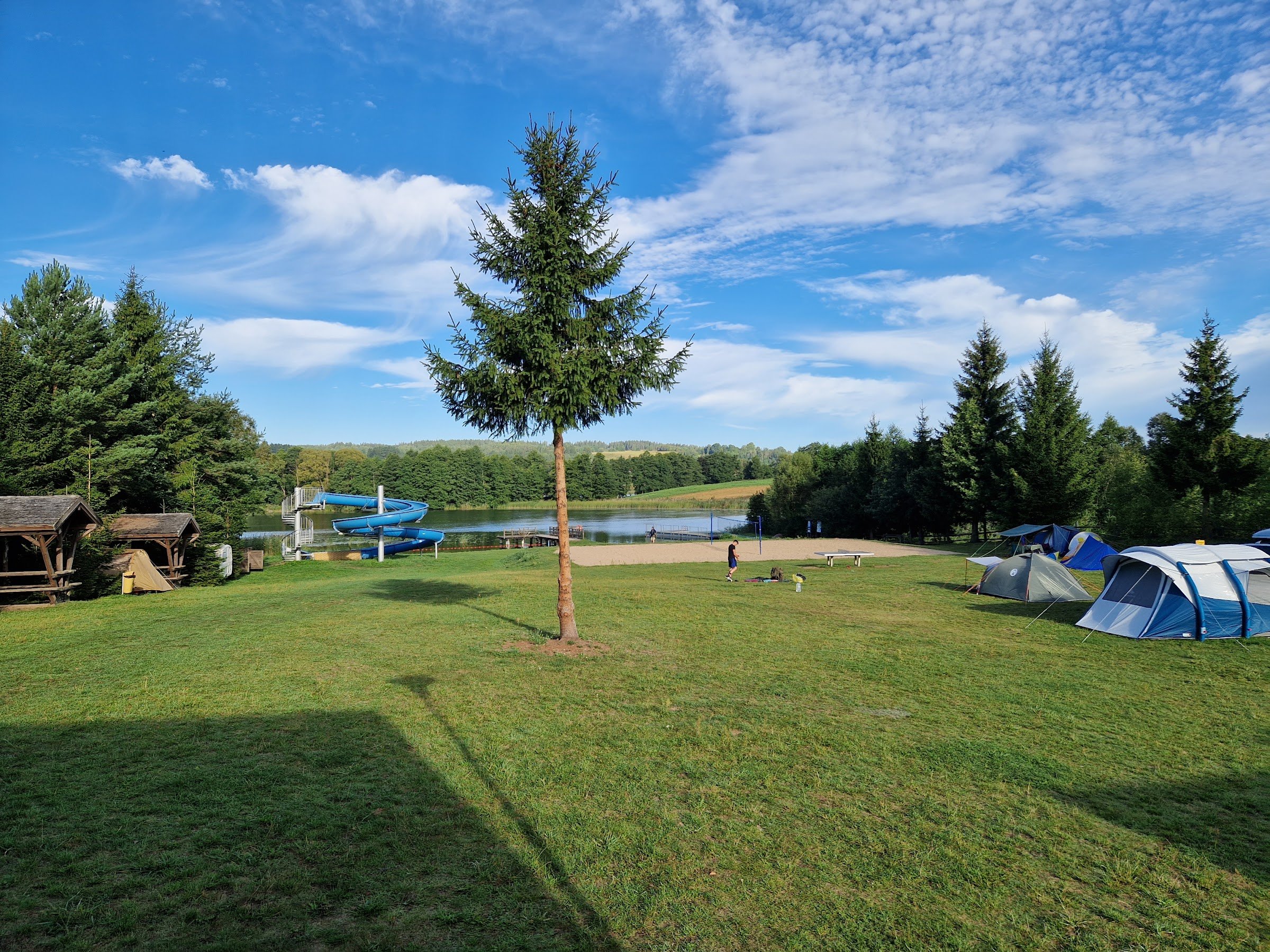 Plac rekreacyjny nad jeziorem Pobondzie